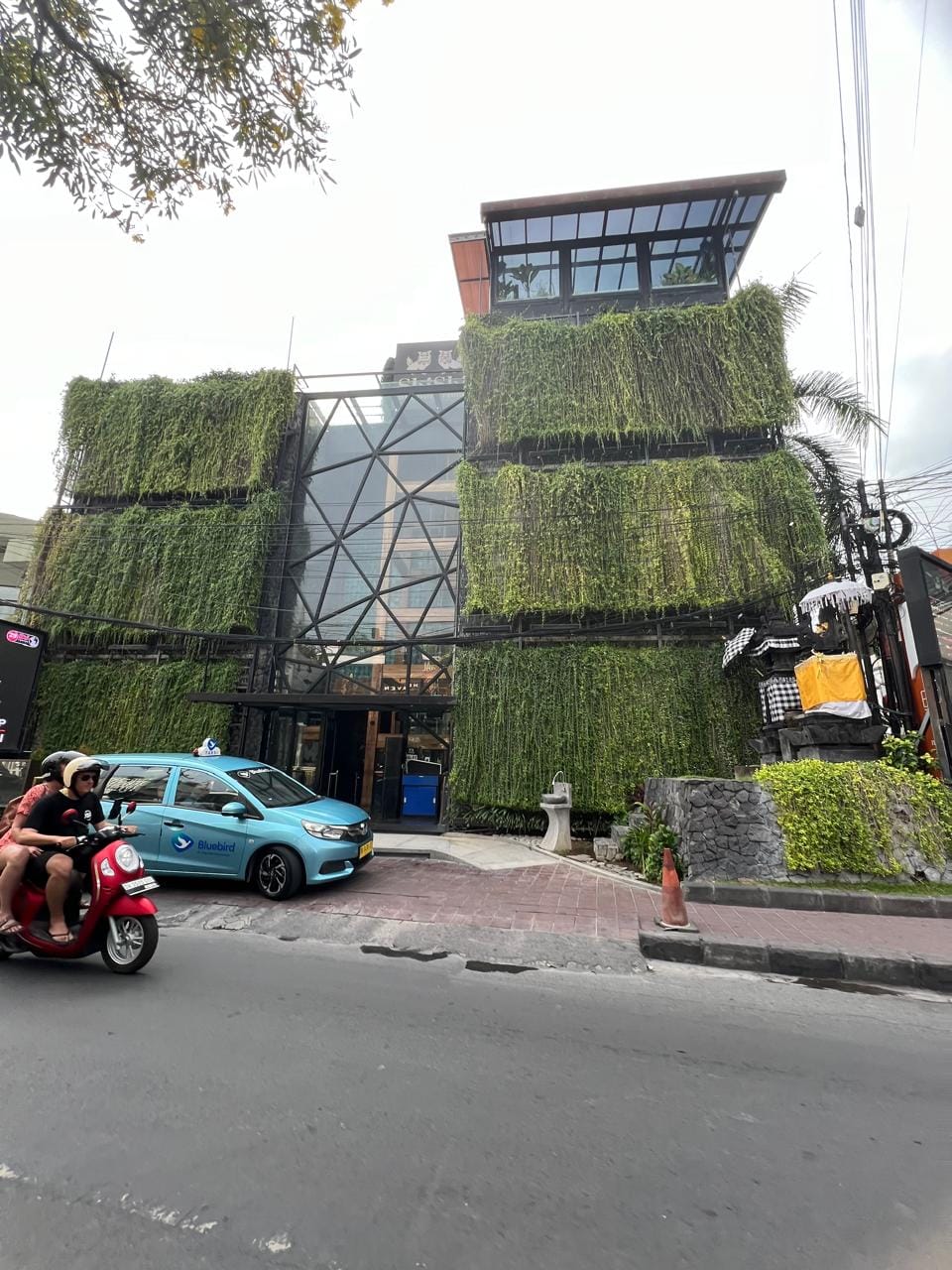 Fachada com vegetação em Bali