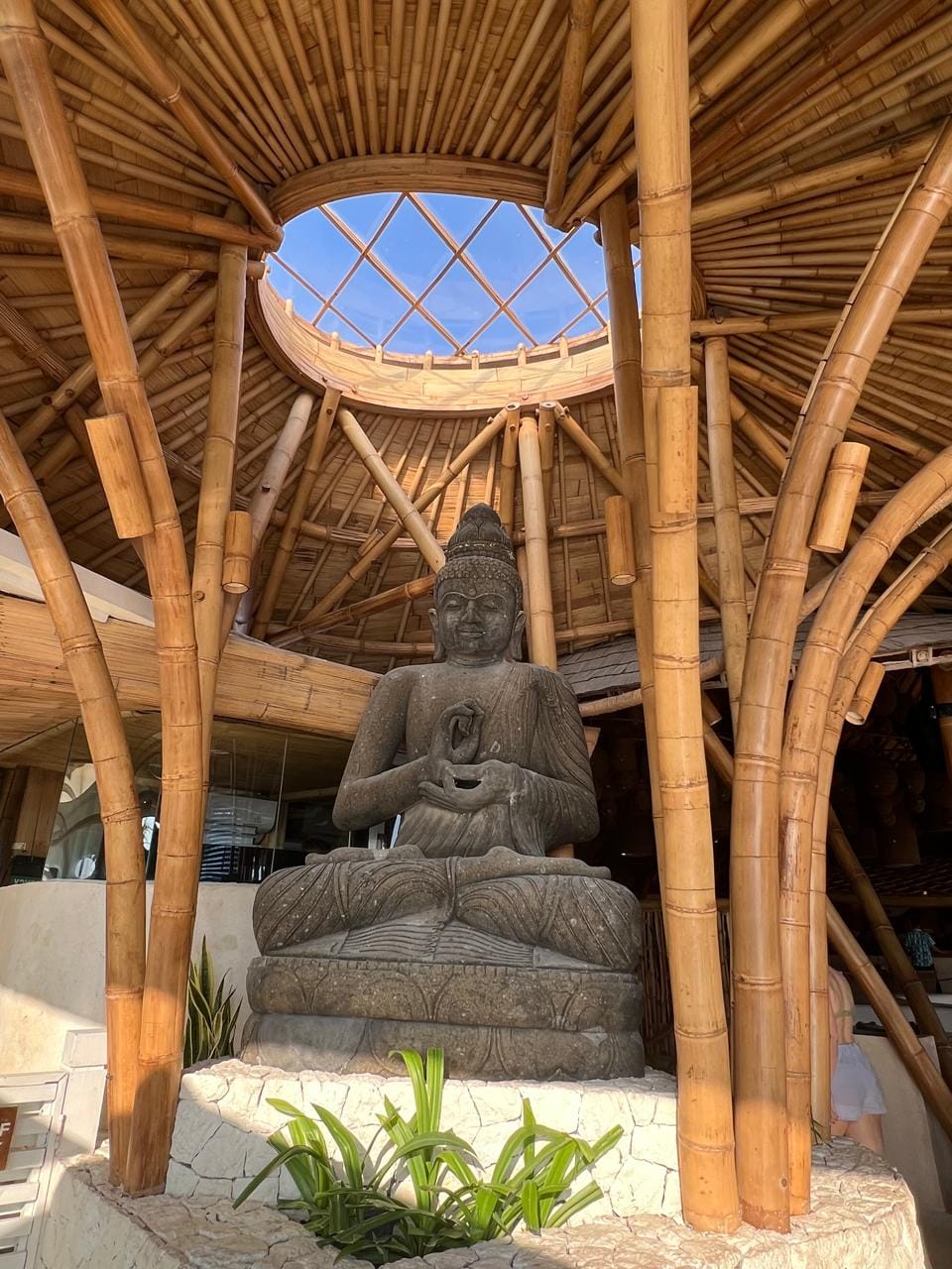 Estátua de Buda sob uma estrutura de bambu