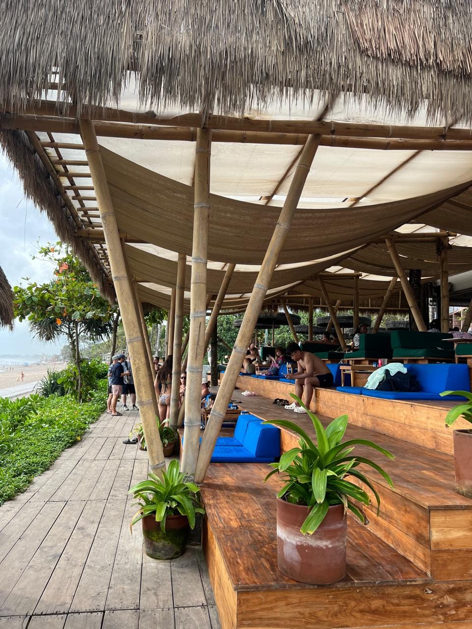 Terraço coberto à beira da praia
