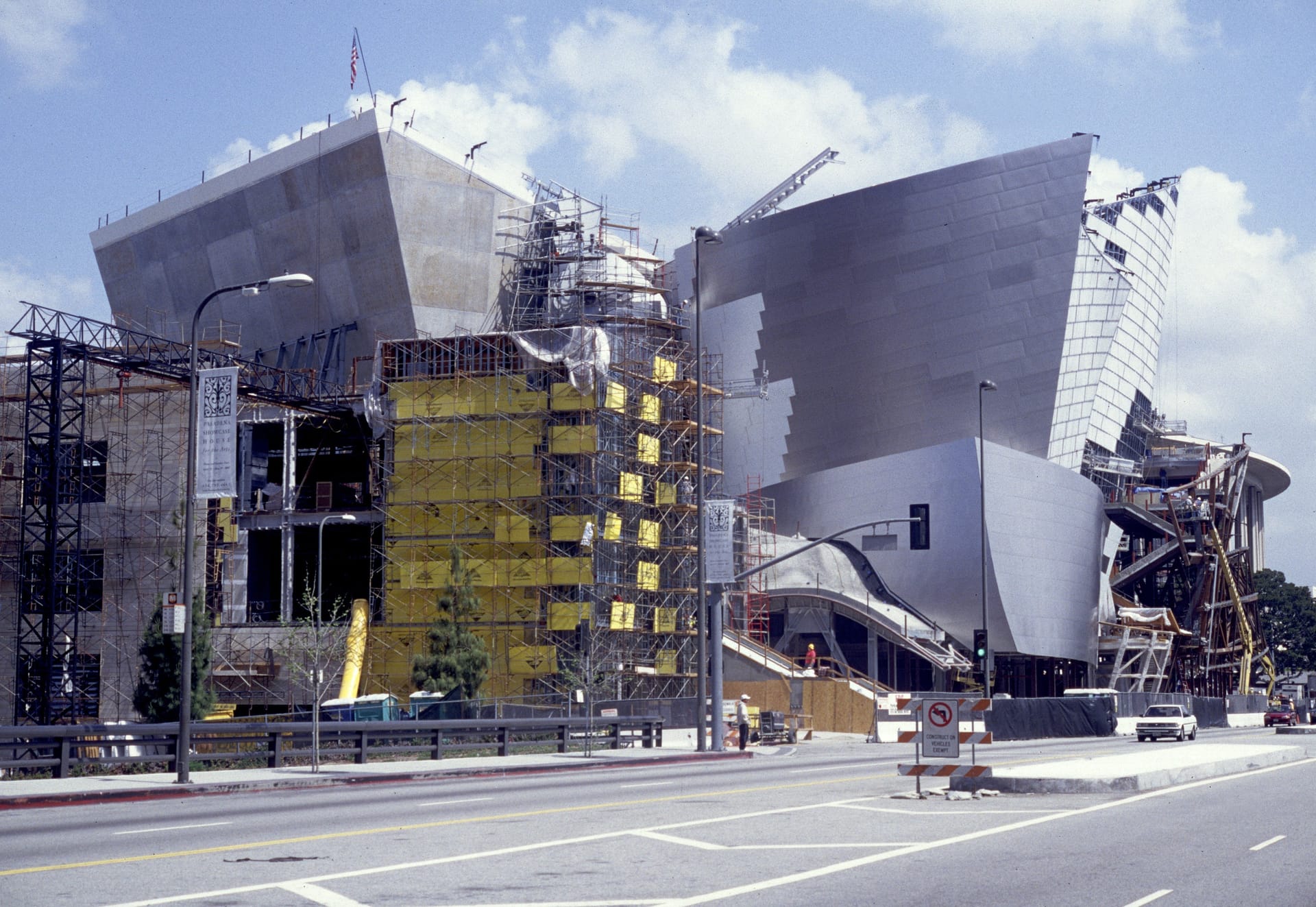 Walt Disney Concert Hall under construction: facade installation