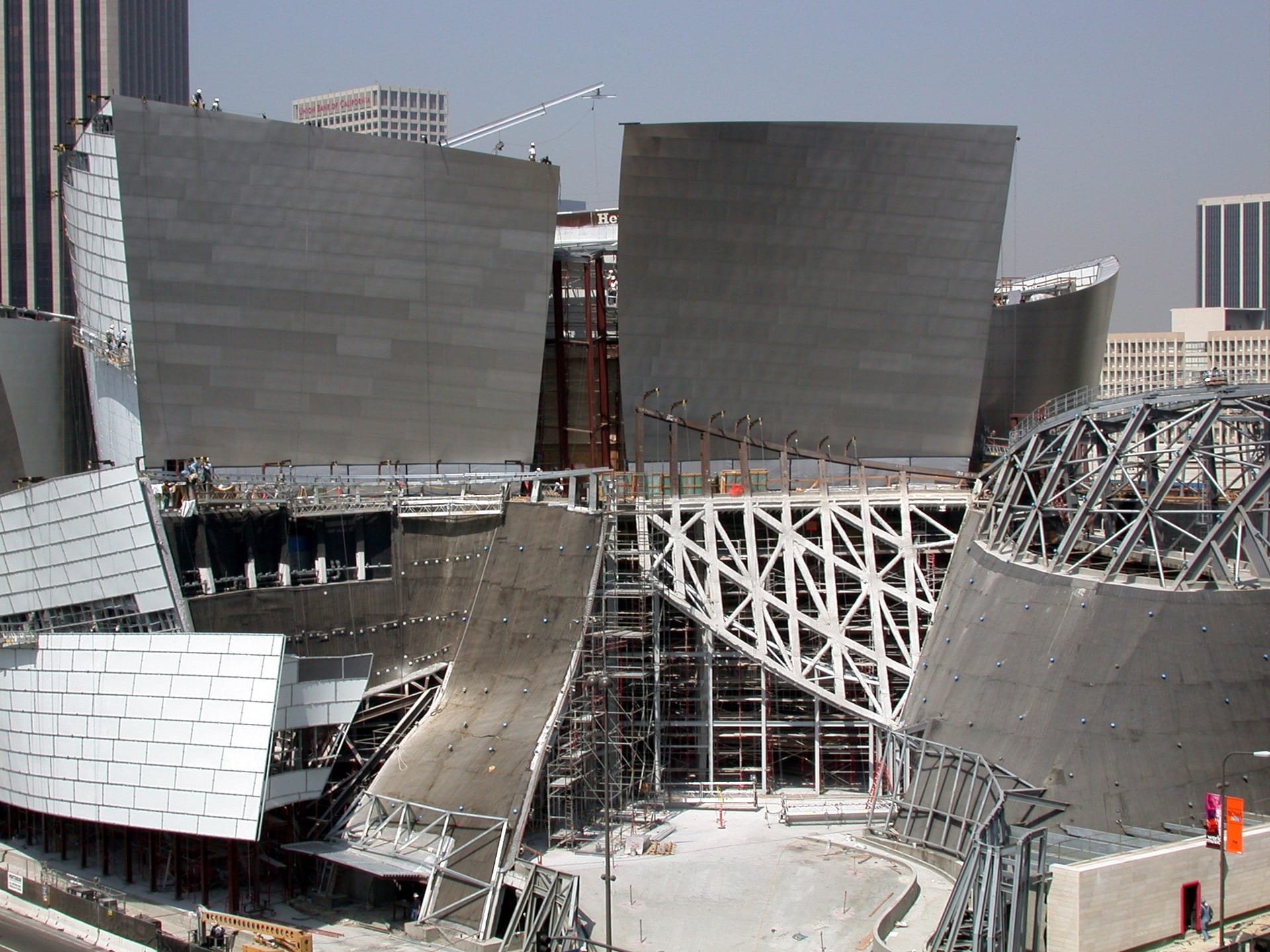 Walt Disney Concert Hall under construction: facade steel structure